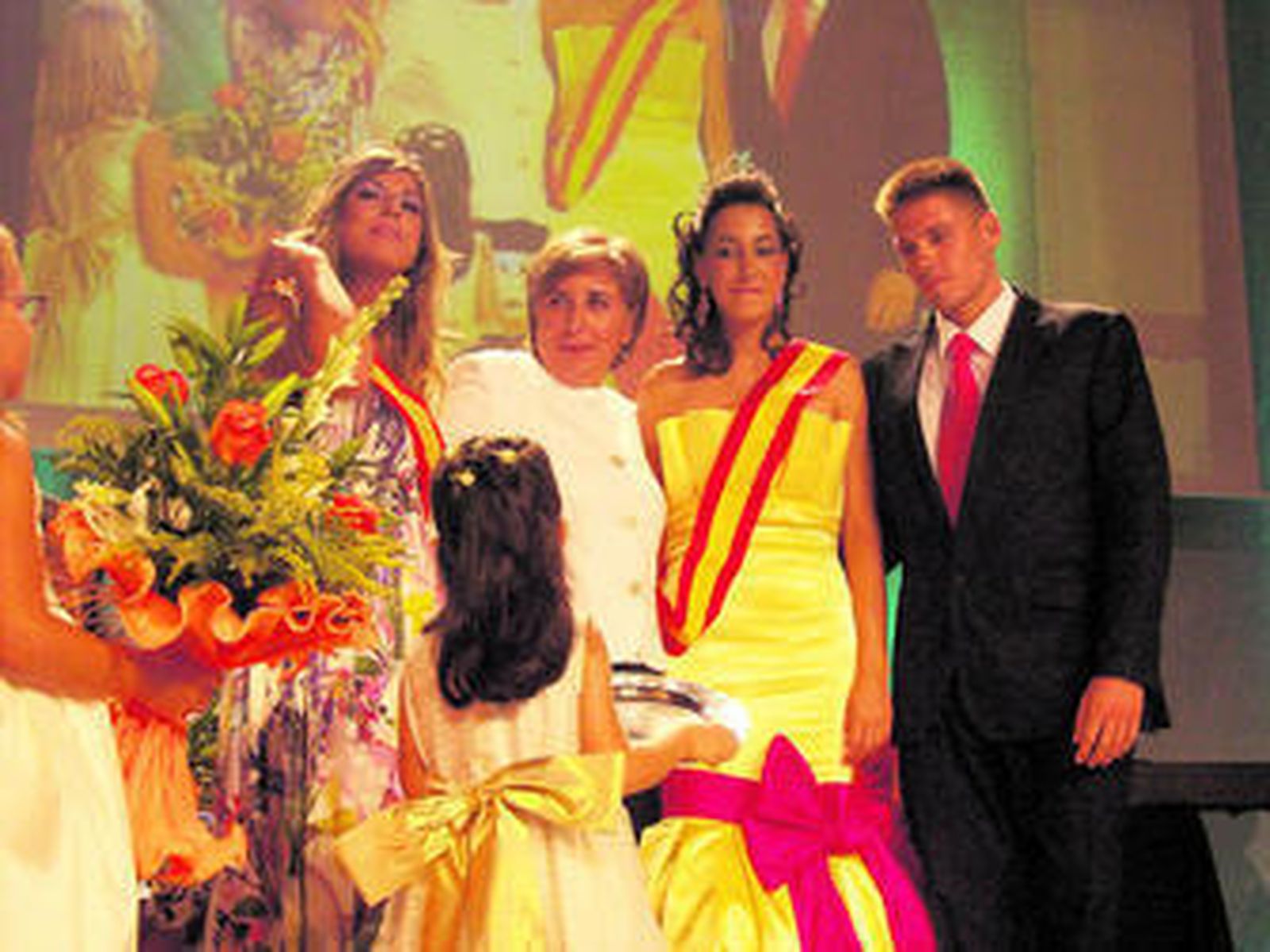 La ex reina Patricia Vera, Isabel Belmonte y la nueva reina Virginia Martín junto a Daniel Martín.