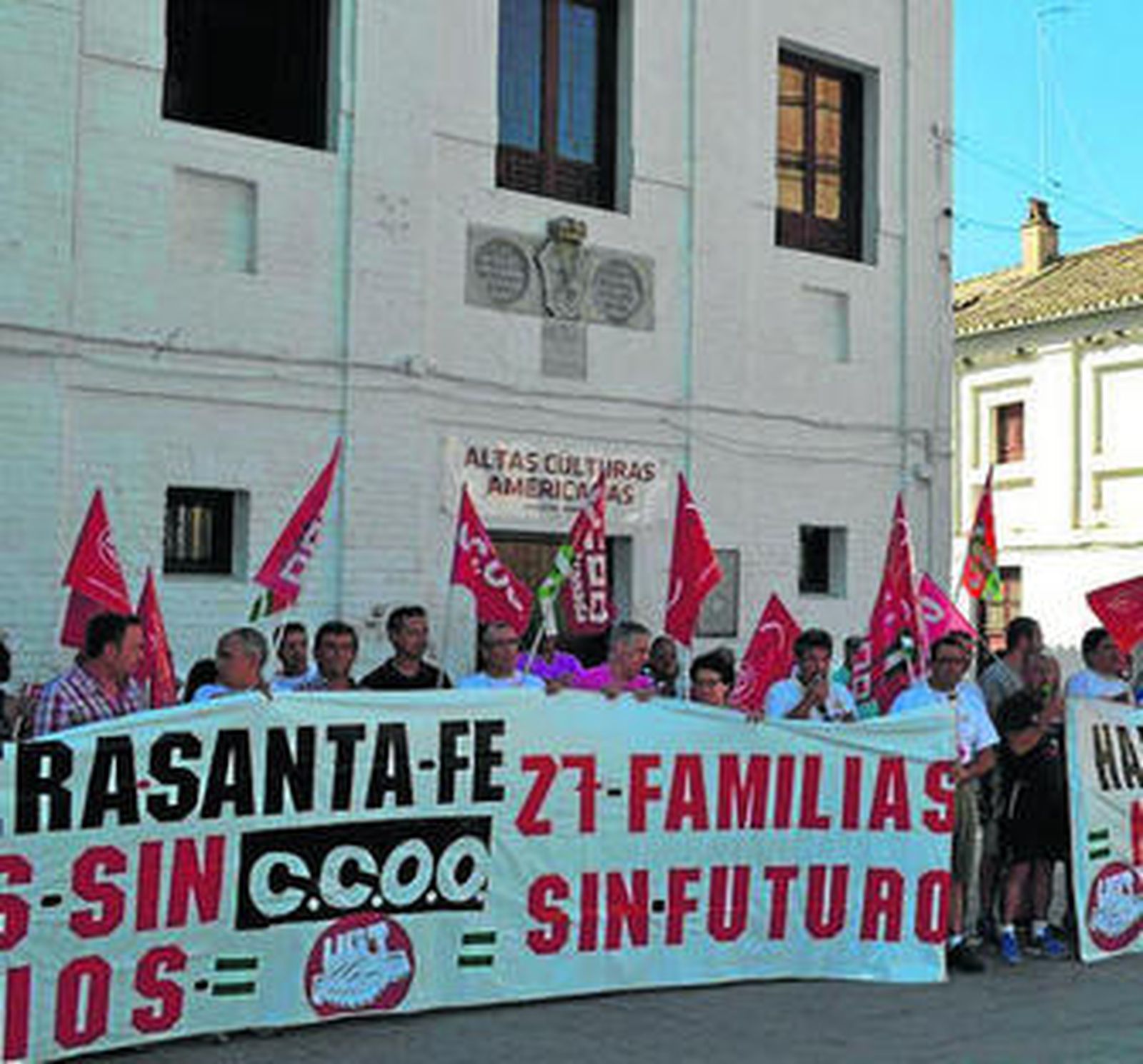 Los trabajadores en la concentración celebrada ayer.