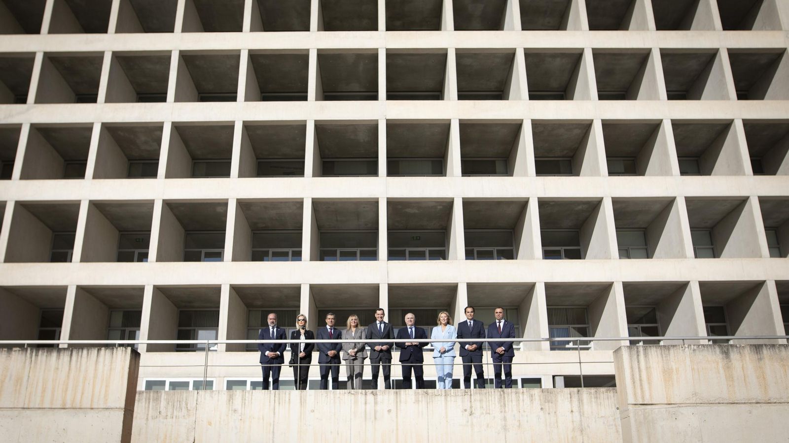 Imagen de la firma el 5 de diciembre de 2024 del contrato de compraventa del edificio.