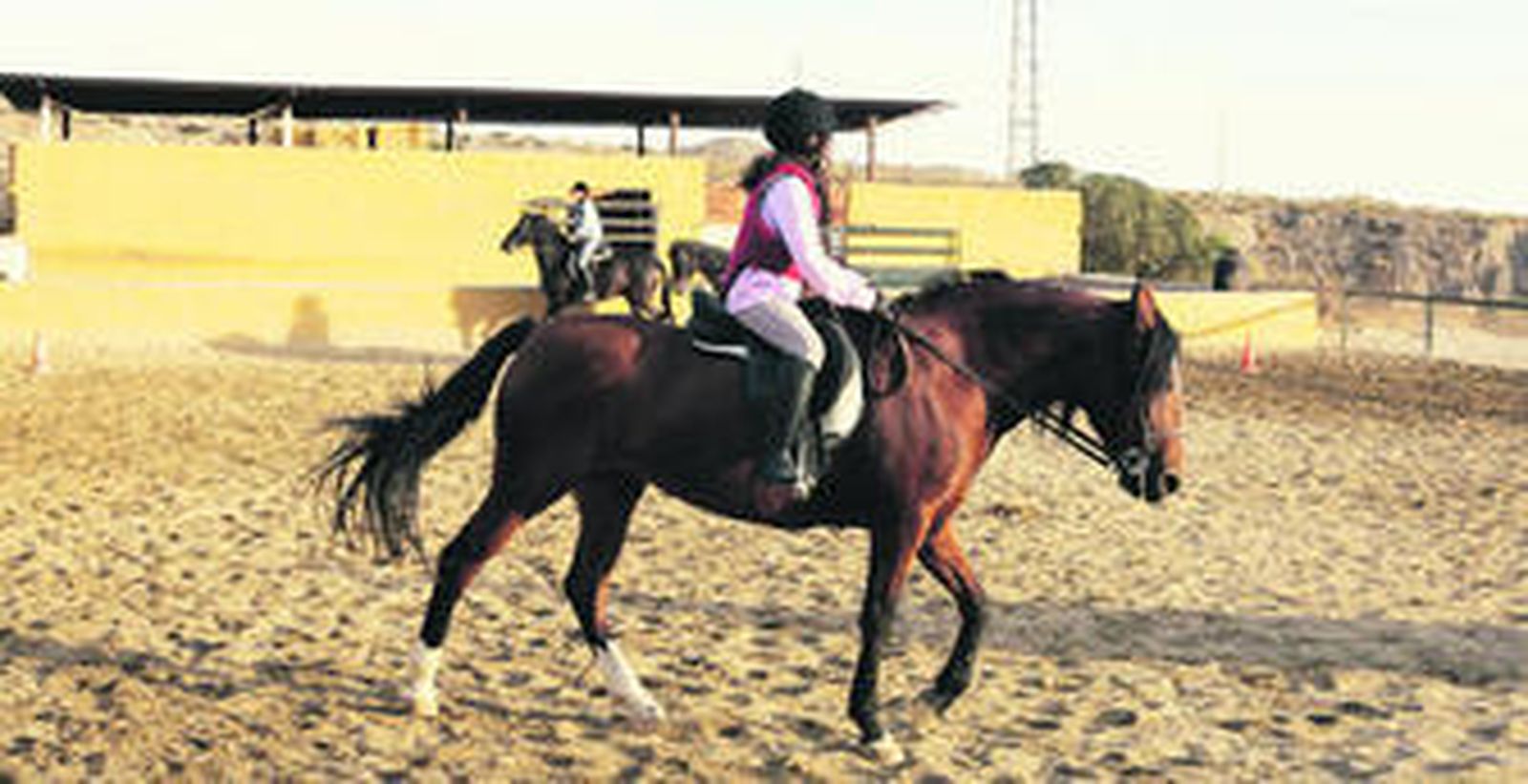 Una joven jinete en la Escuela Indaliana de Arte Ecuestre de Pechina, organizadora de esta actividad formativa.