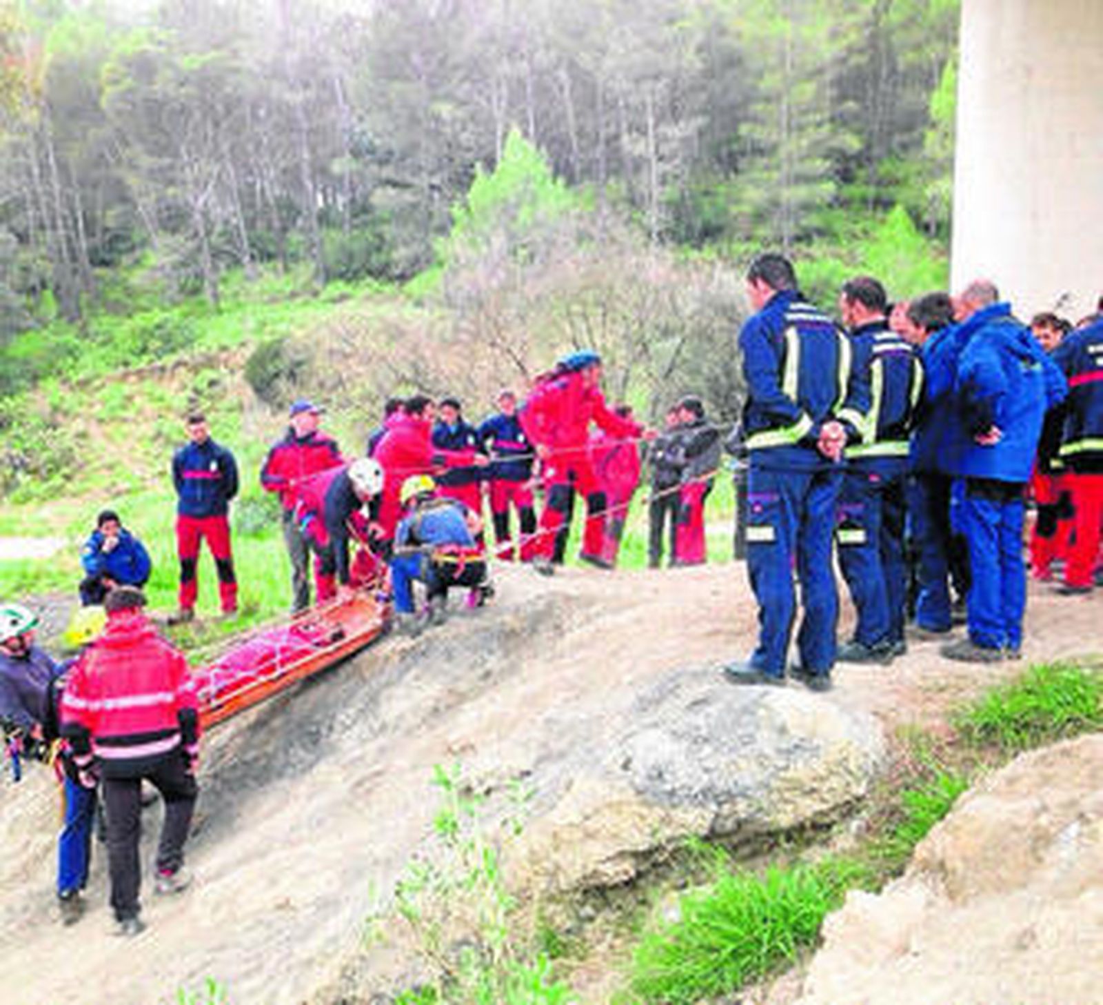 Un momento del simulacro de rescate en la zona.