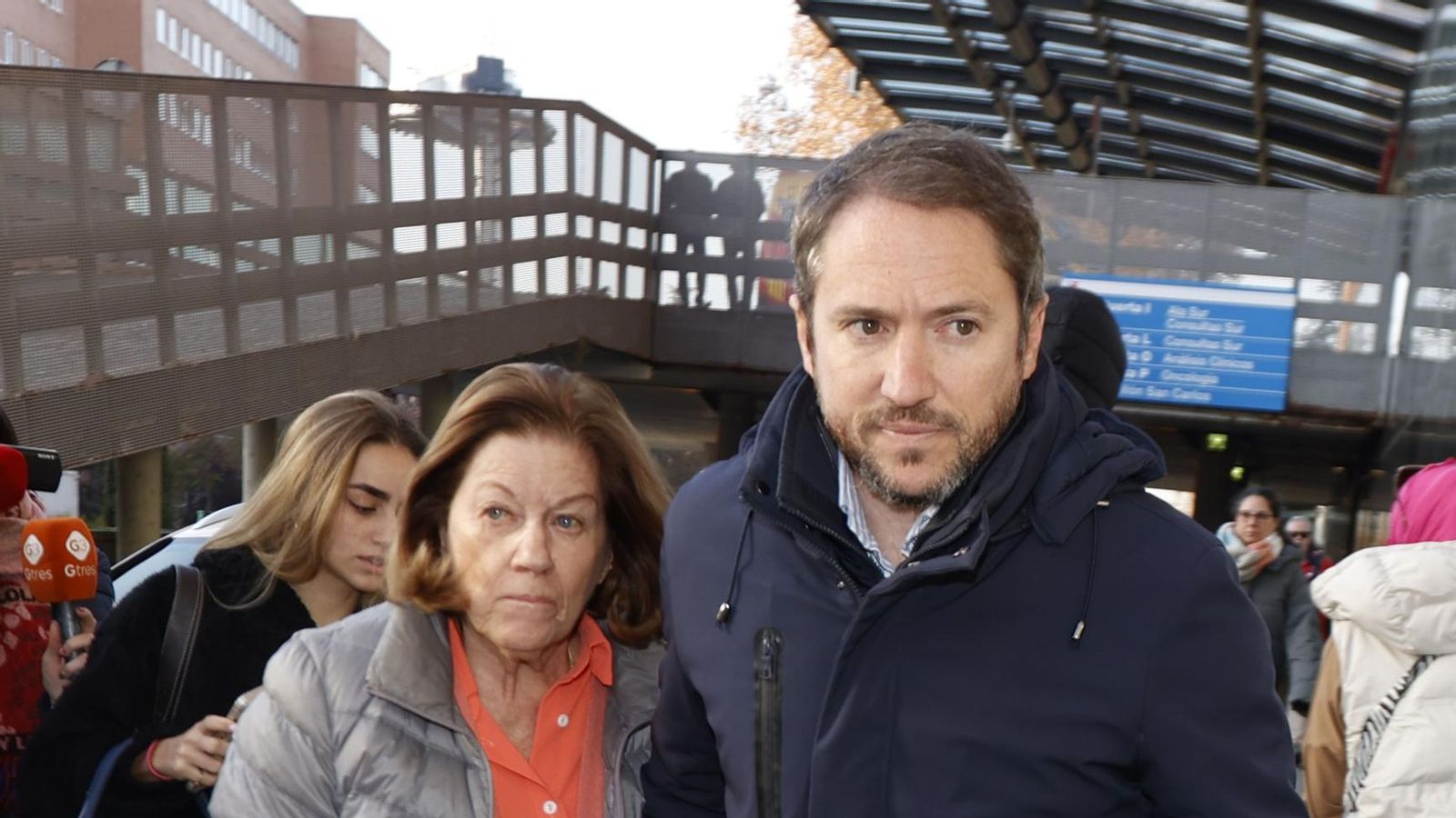 Natalia Figueroa, esposa de Raphael, y su hijo Manuel Martos a la llegada al Clínico de Madrid