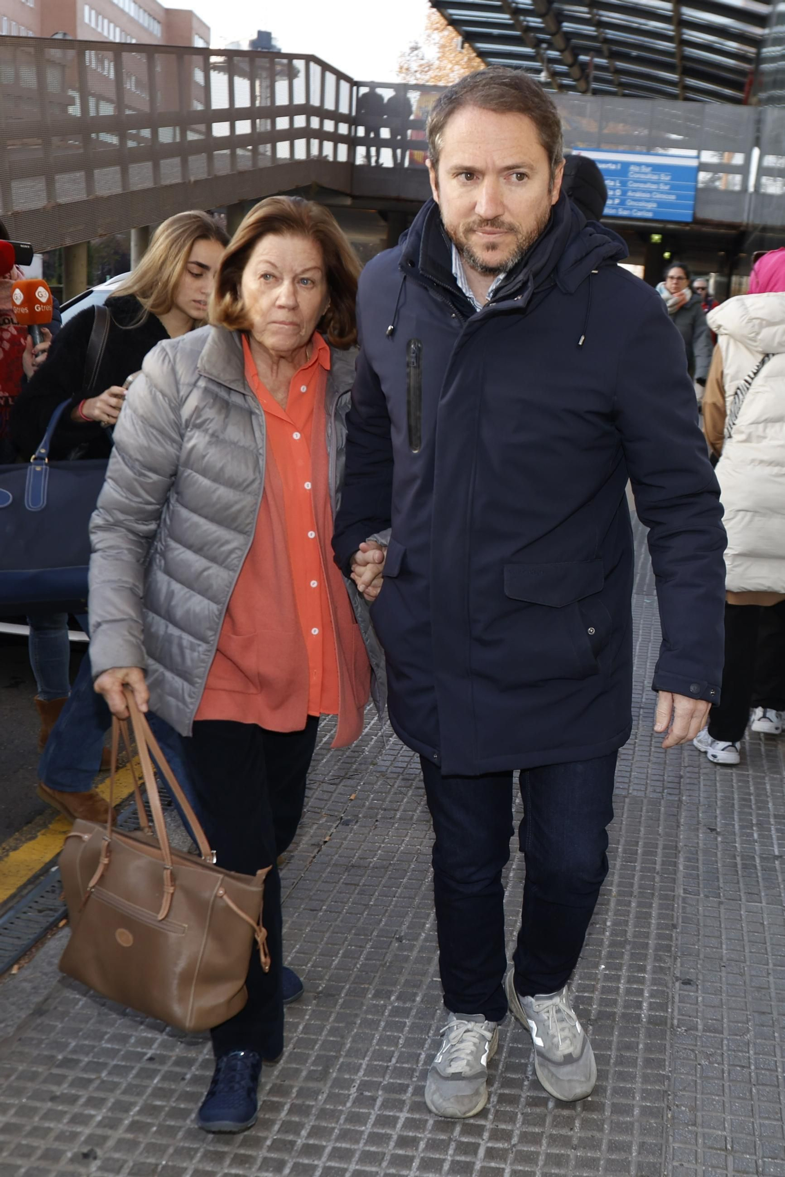 Natalia Figueroa, esposa de Raphael, y su hijo Manuel Martos a la llegada al Clínico de Madrid