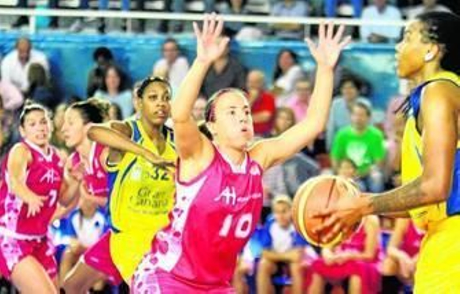 Asurmendi, en labores defensivas durante el partido ante el Gran Canaria en el Andrés Estrada. Asurmendi, en labores defensivas durante el partido ante el Gran Canaria en el Andrés Estrada.