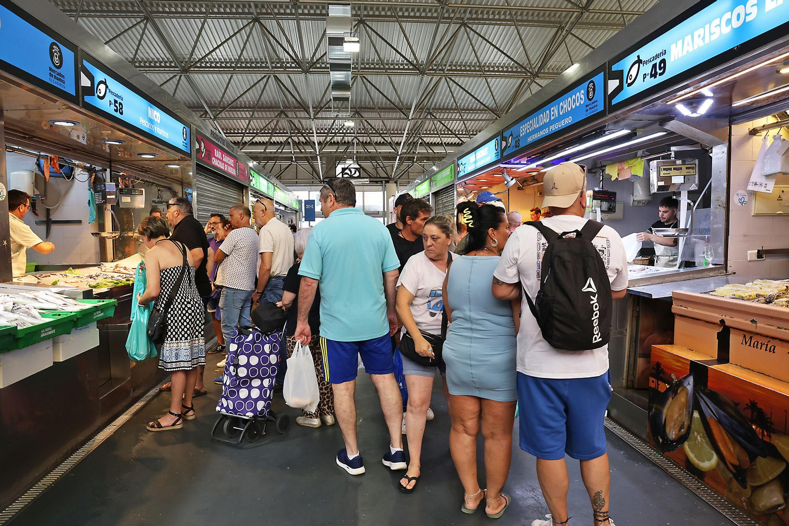 Imágenes de las compras en el entorno del Mercado del Carmen en la mañana de sábado