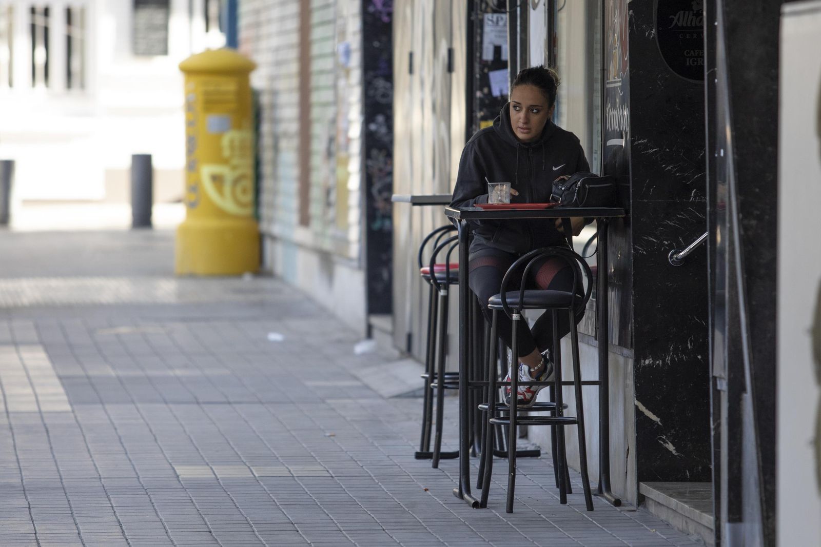 Fotos de cafeterías, parques y la 'Marcha Verde' vacía en el domingo de Granada