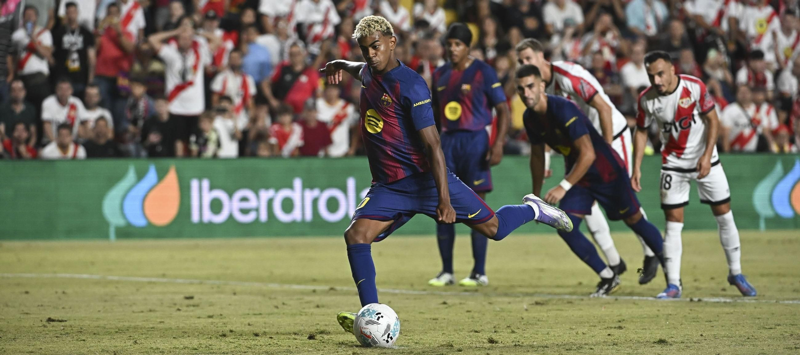 Lamine Yamal transforma el penalti que puso por delante al Barcelona.