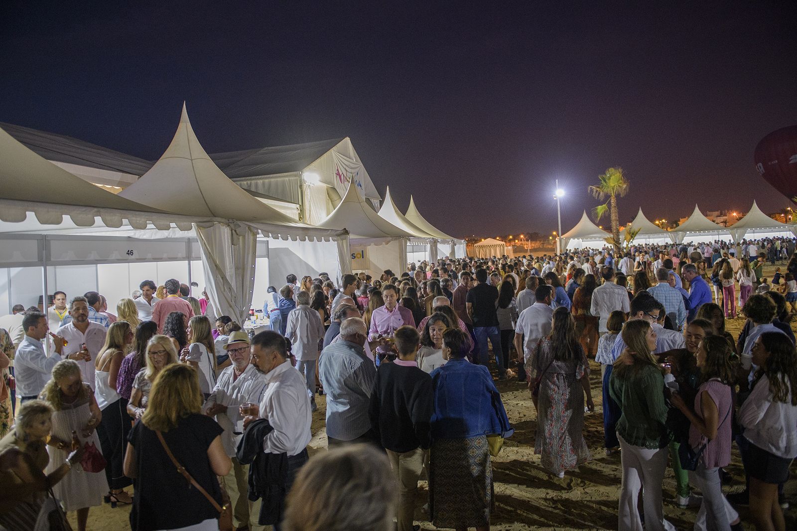 Una imagen de las animadas noches de las carreras de caballos.