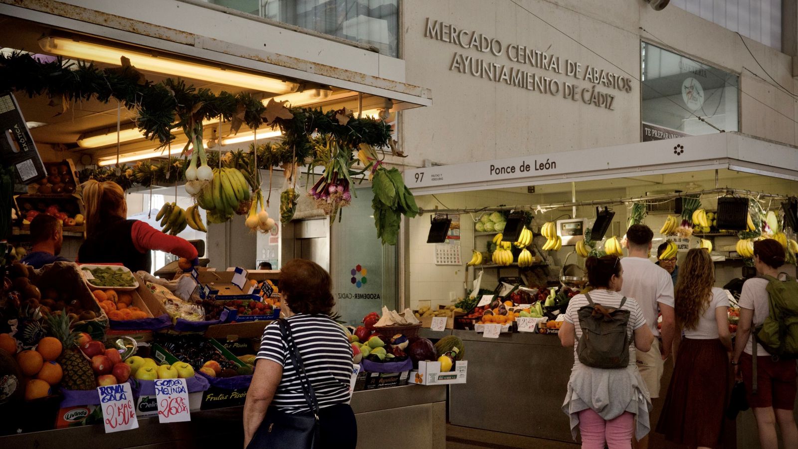 Imagen de puestos en el Mercado de Abastos en Cádiz.