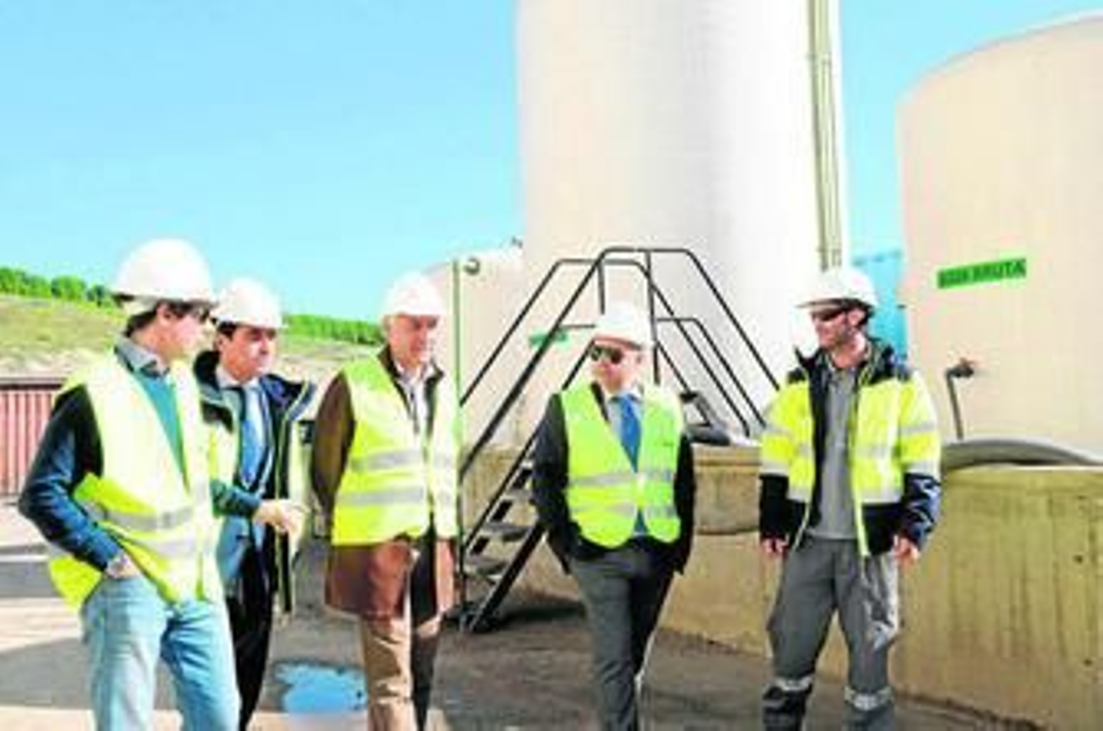 El delegado territorial de Medio Ambiente (c), ayer durante su visita a Verinsur junto a responsables de la empresa.