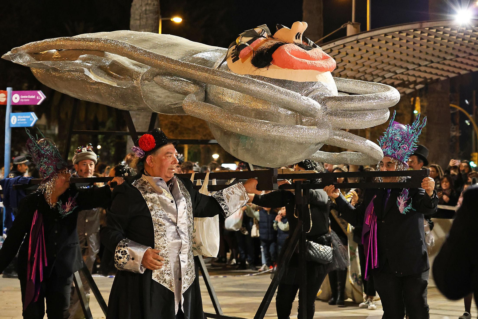 Imágenes del entierro del choco por las calles de Huelva