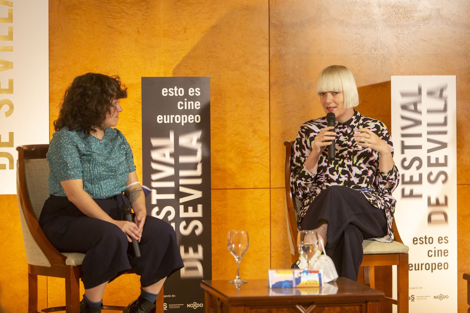 La programadora Elena Duque, durante el primer 'café' de la jornada, con Marta Popivoda (Belgrado, 1982).