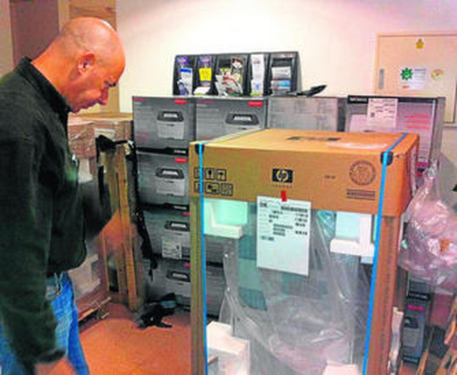 Stock de impresoras y fotocopiadoras nuevas que se están instalando esta semana en el Ayuntamiento.