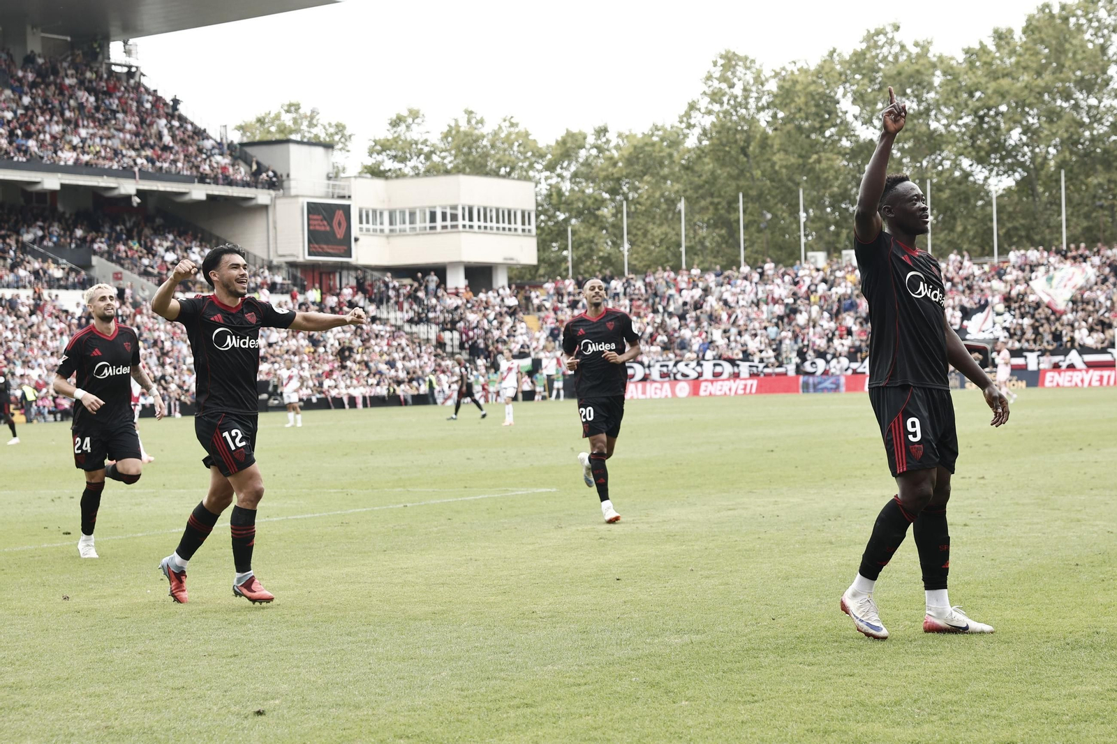 Akor Adams celebra el 0-1 seguido de Januzaj, Suazo y Sow.