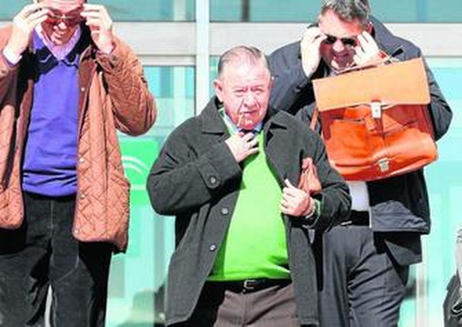 El alcalde de Canillas de Albaida, Antonio Gregorio Díaz (PP), encendiendo un puro el pasado 9 de marzo, al terminar el juicio.