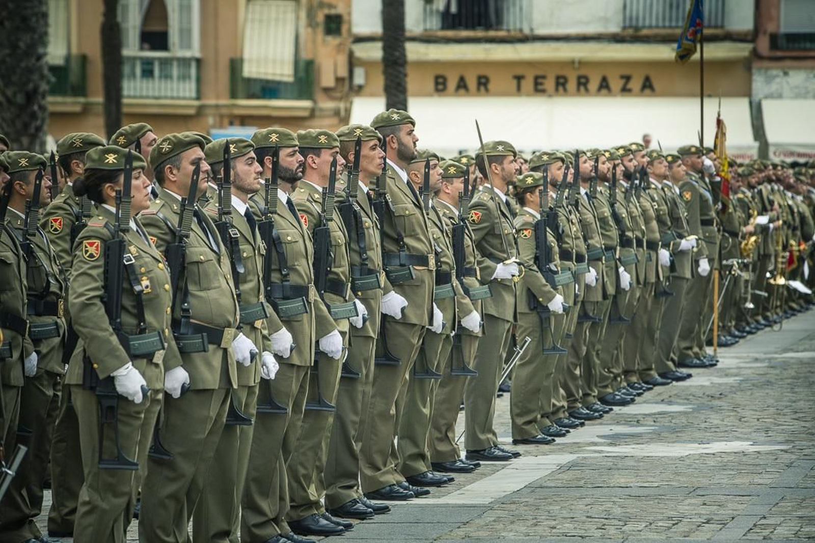 150 años de la llegada a Cádiz del Regimiento de Artillería. Jura de Bandera civil.