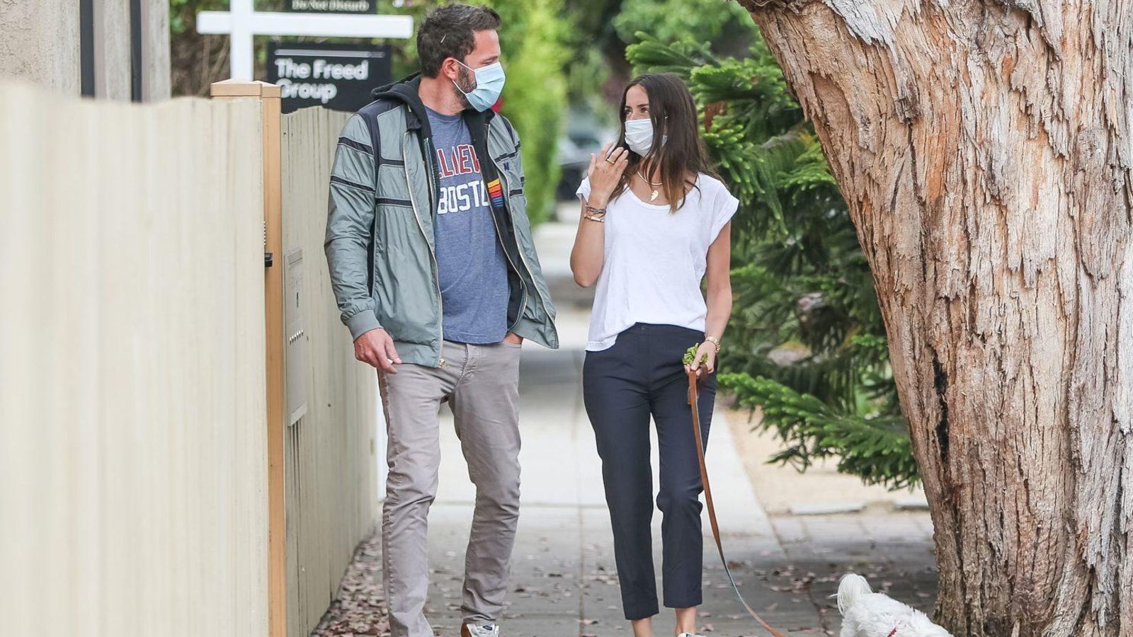 Ben y Ana, paseando al perro por los alrededores de la casa del intérprete en Los Ángeles.