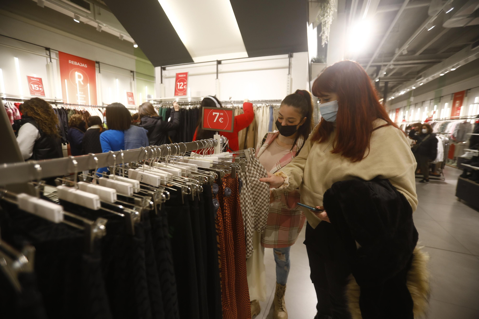 Así ha sido el primer día de rebajas en Córdoba, en fotografías