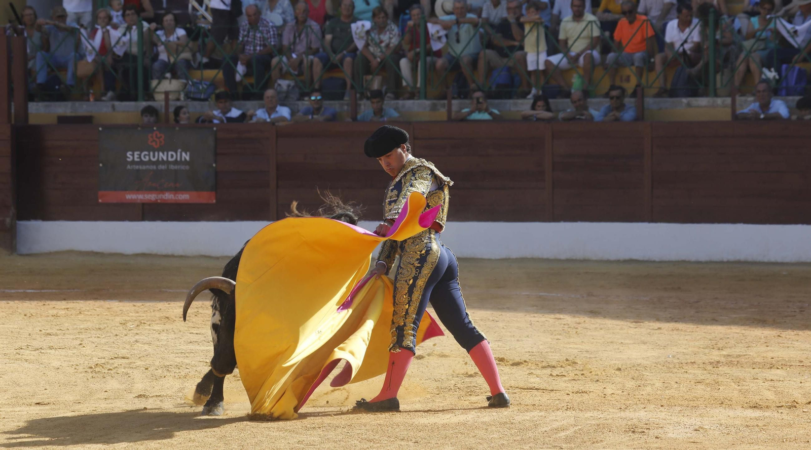 Las fotos de la primera semifinal del ciclo de novilladas de las Escuelas de Tauromaquia de Andalucía en La Línea