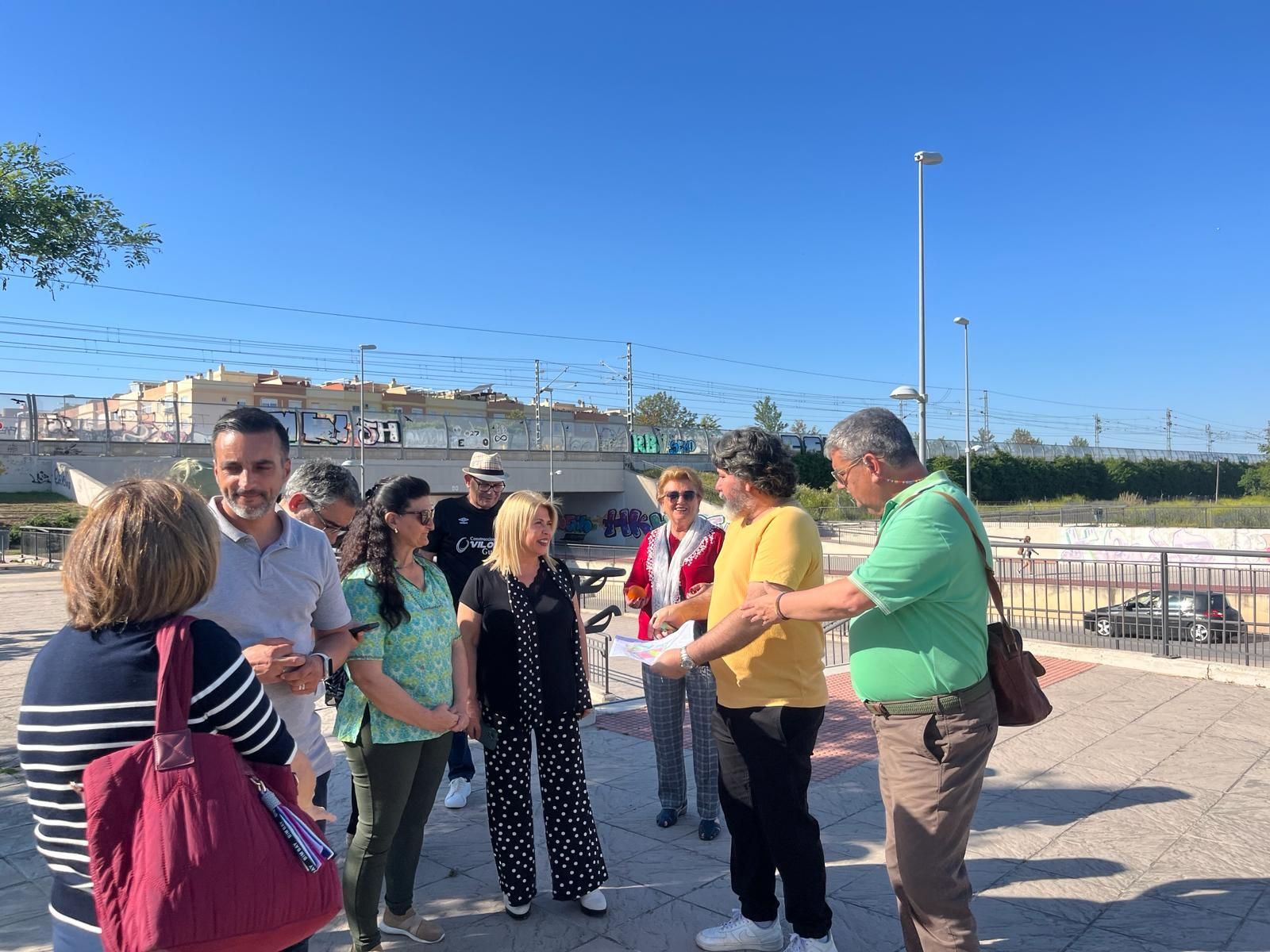 Mamen Sánchez y José Antonio Díaz, junto a vecinos de Entrevías en Jerez.