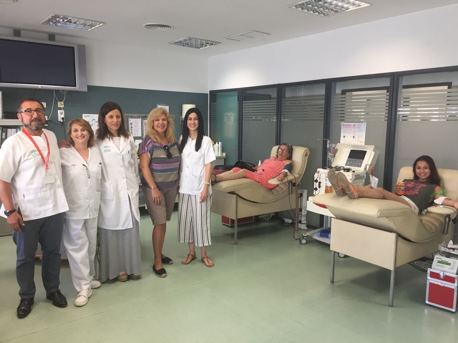 El equipo de profesionales del Centro de Transfusión y dos mujeres donando plasma en la jornada de ayer.