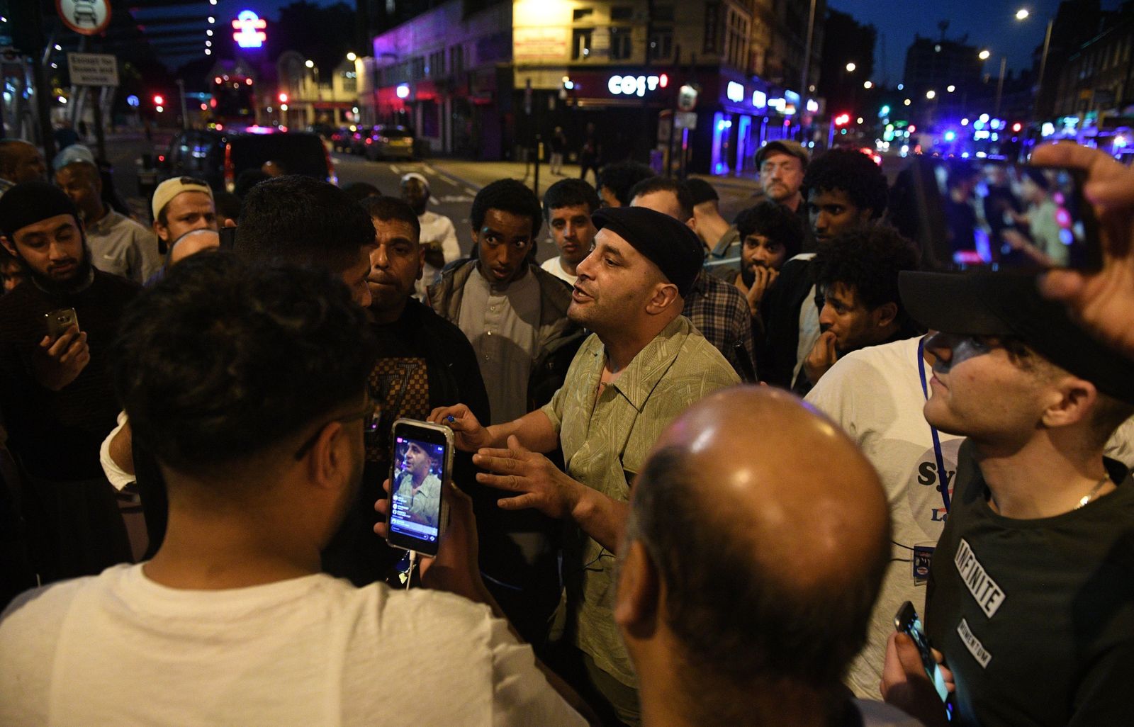 El atropello junto a la mezquita en el barrio londinense de Finsbury Park, en imágenes