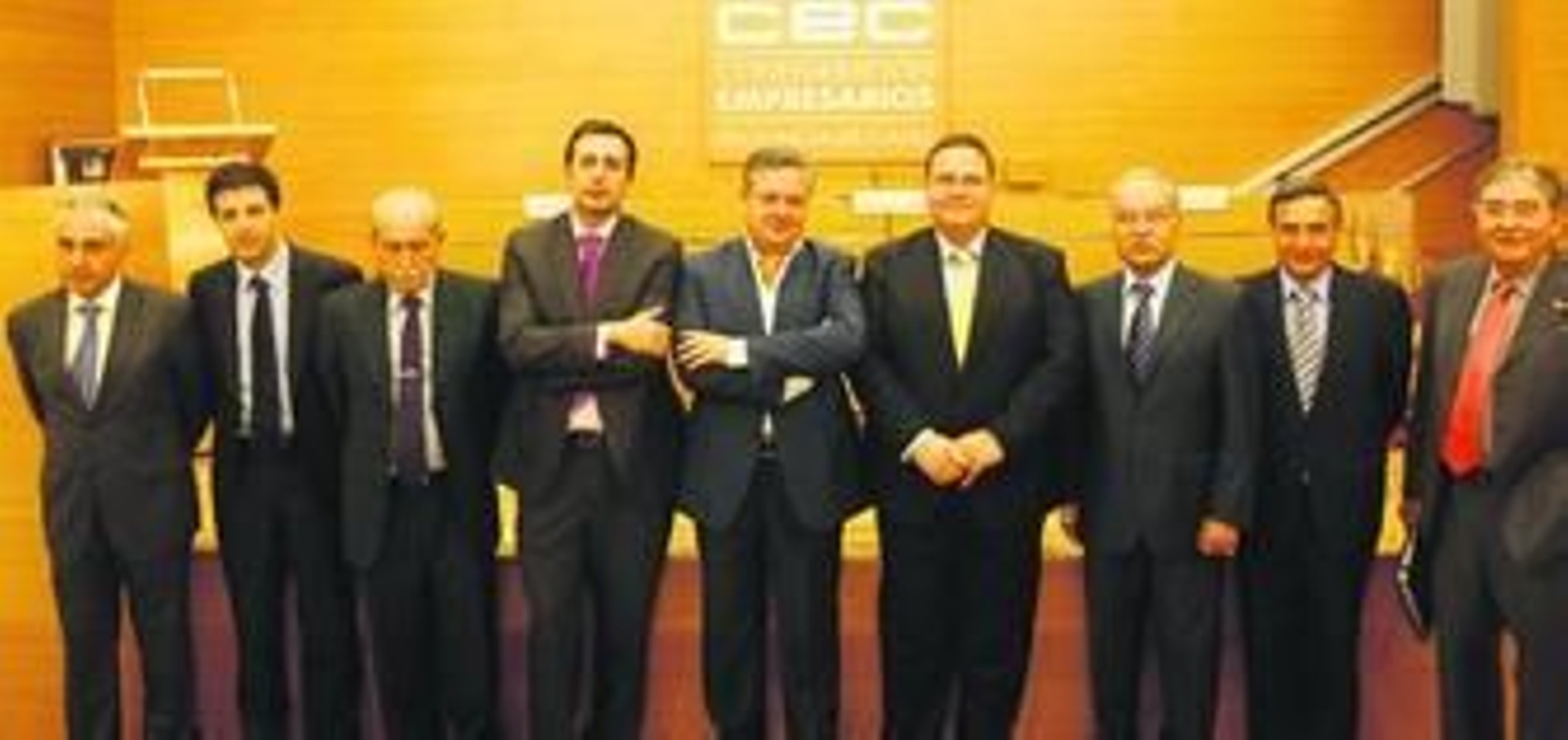 Foto de familia de la Asociación de Grandes Industrias del Campo de Gibraltar momentos antes del inicio de la presentación del informe de resultados.