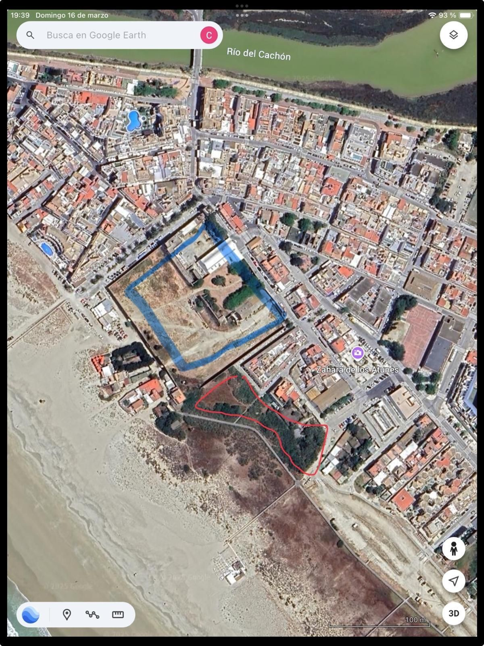 A la izquierda, el Castillo de la Almadraba, a su lado donde quieren construir.