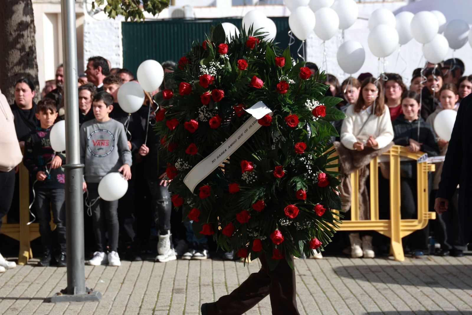 Dolor y desolación en Aljaraque: Las fotos de la desgarradora despedida a la familia Zamorano fallecida en Adamuz