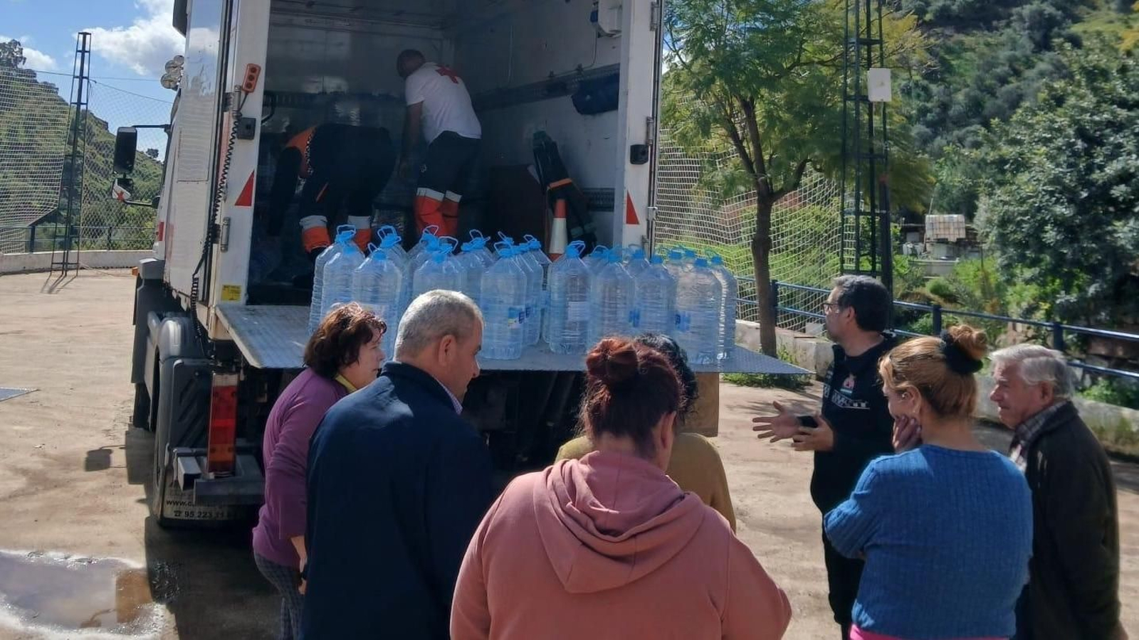 Vecinos de una pedanía de Almogía recogiendo agua el pasado mes de marzo