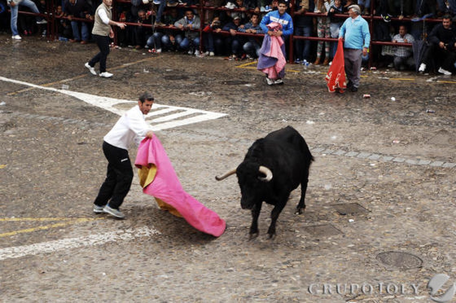 Un hombre resultó herido grave por una fuerte cornada en el abdomen en Arcos. Vejer, Paterna o Benamahoma también vivieron su fiesta

Foto: Ramon Aguilar
