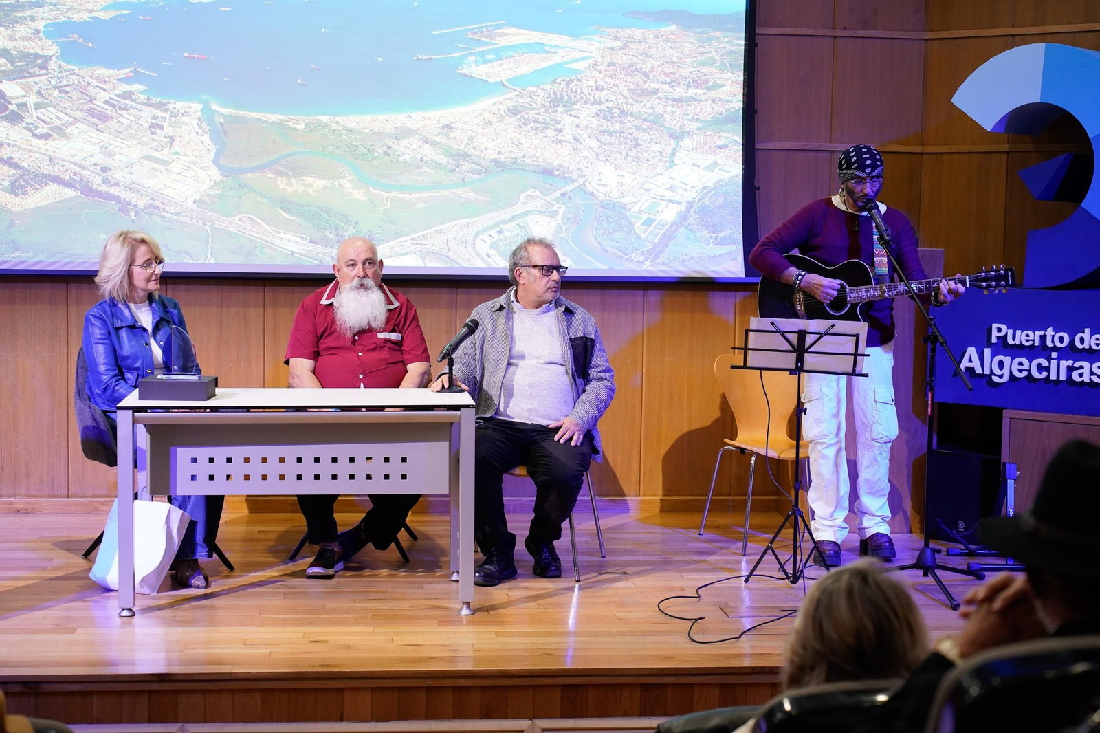 Fotos de la entrega del premio Ateneo José Román de Algeciras 2025 a Juan Moya