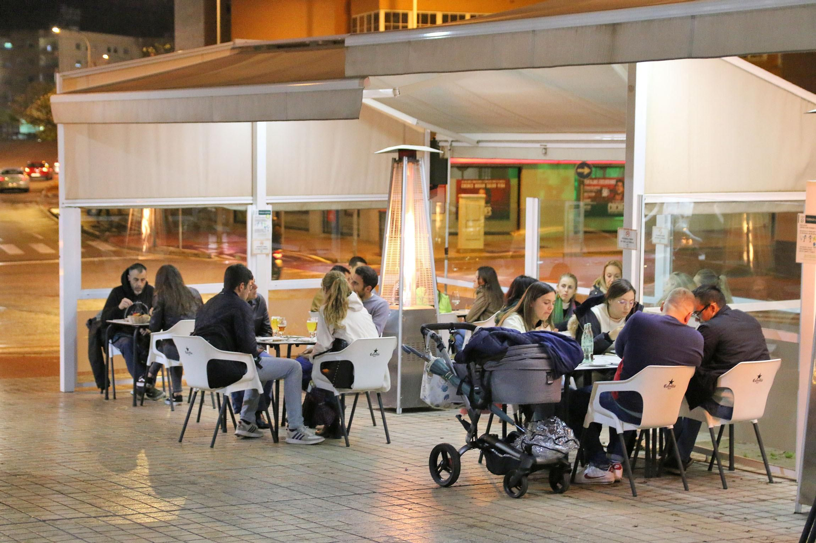 Varios grupos toman algo en una terraza manteniendo la distancia de seguridad.