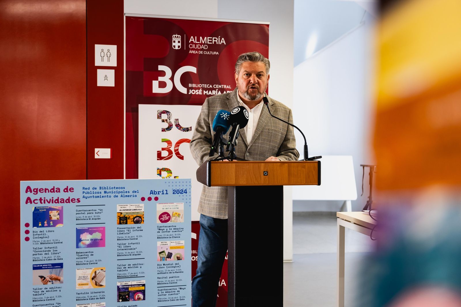 El concejal de Cultura, Diego Cruz presentando las actividades de la red de Bibliotecas Municipales para el mes de abril.