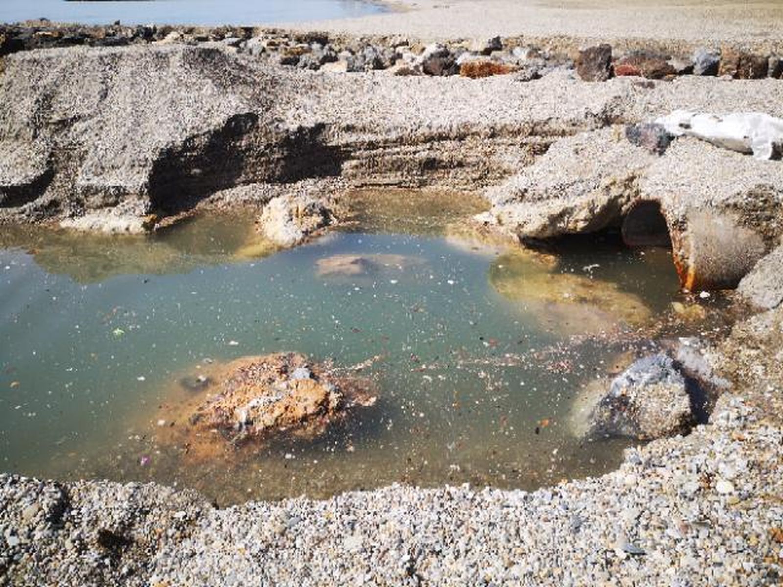 Salida de aguas residuales al mar en Costacabana