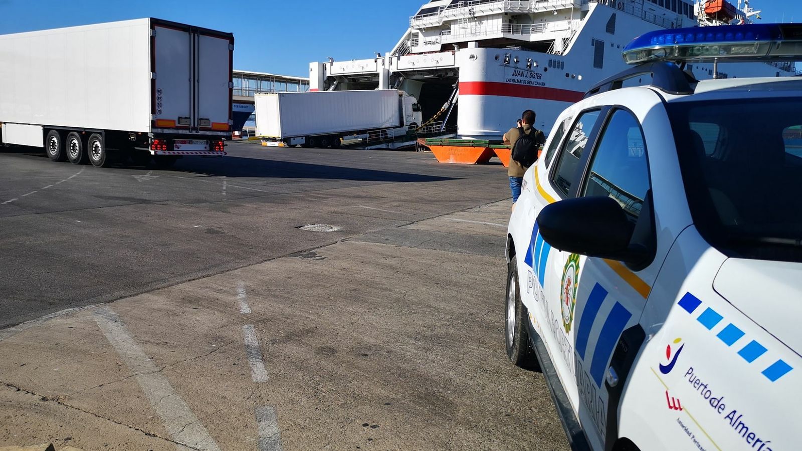 Carga de camiones en barco en el Puerto de Almería.