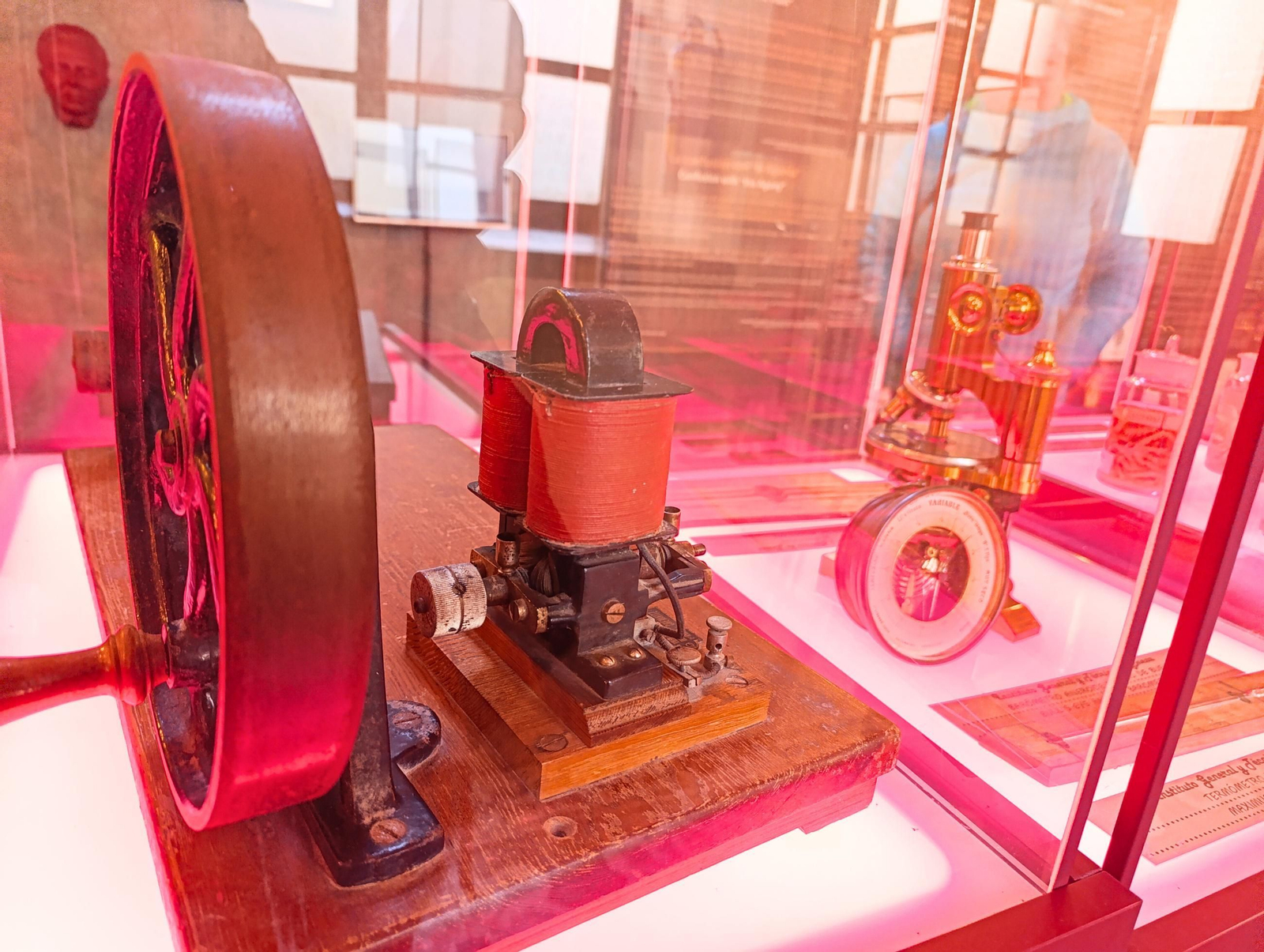 Instrumental científico utilizado en la enseñanza a comienzos del siglo XX, parte del material didáctico que contextualiza el aula de Antonio Machado.