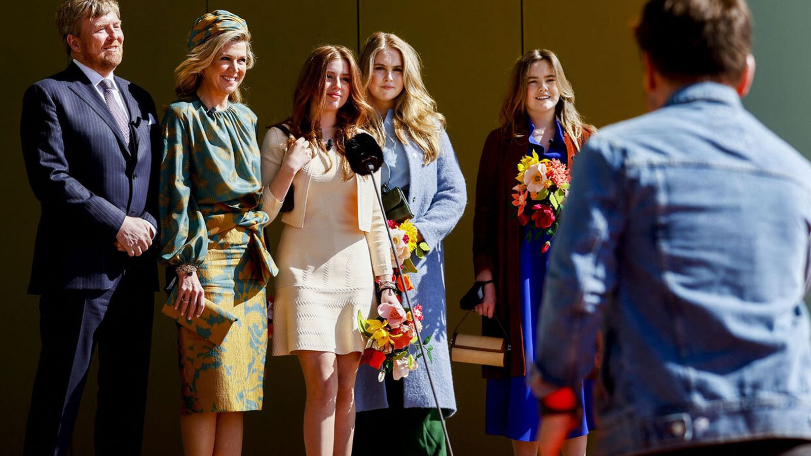 Amalia de Holanda (centro), con sus padres, los reyes Guillermo y Máxima, y sus dos hermanas en un acto oficial.
