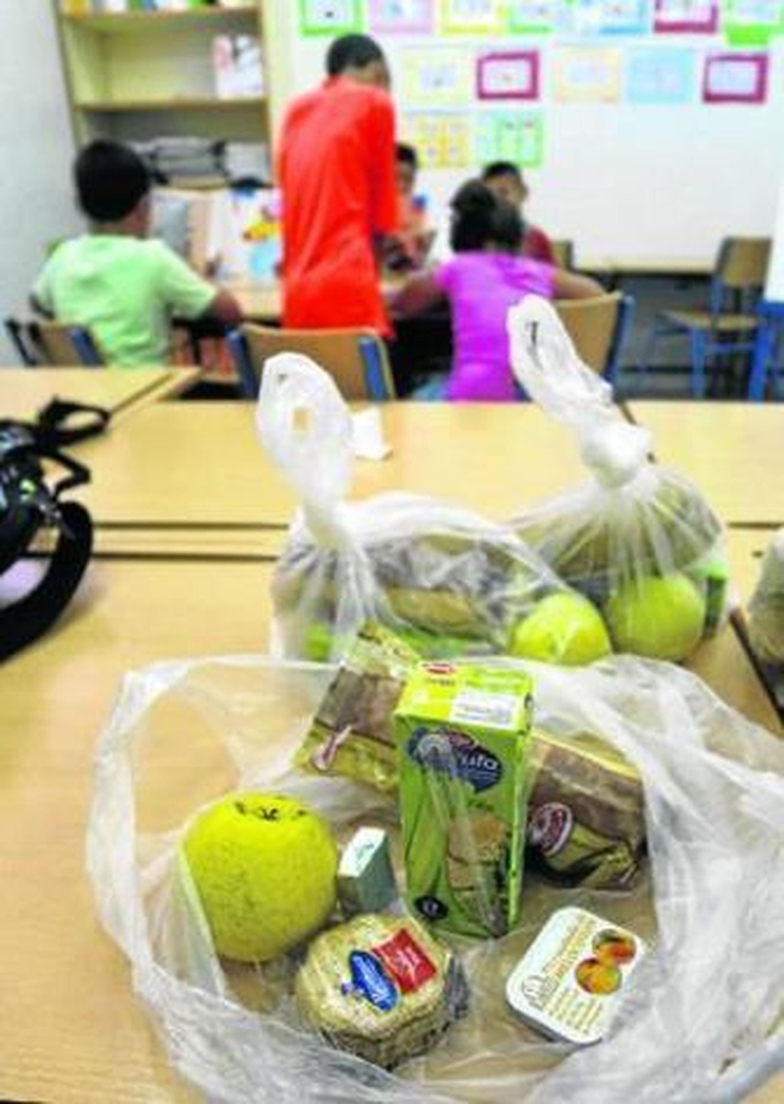 Bolsa con fruta, zumo, galletas y pan para la merienda de los escolares del plan SYGA.