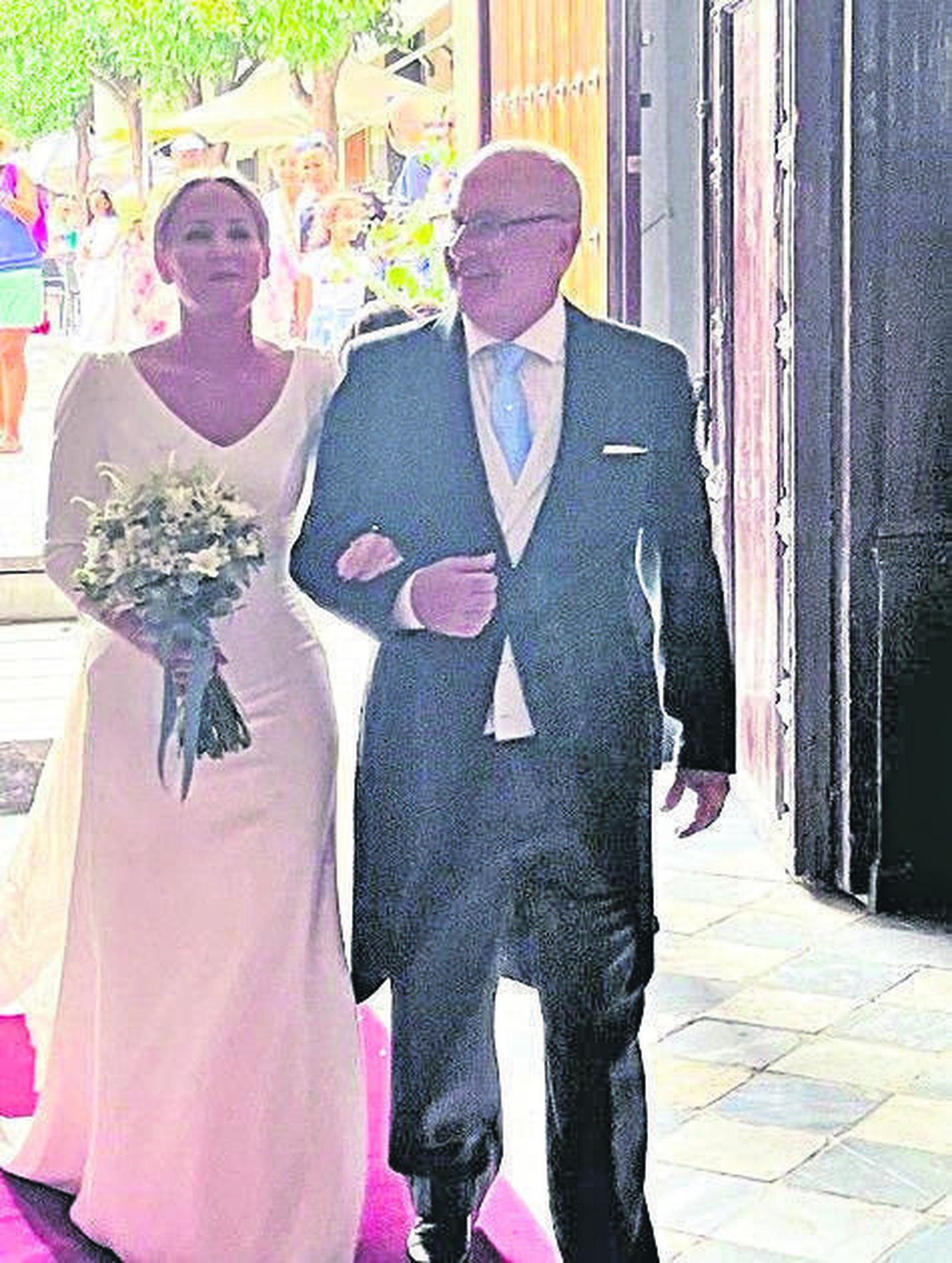 Cristina Bresca con su padre Antonio entrando en la iglesia.