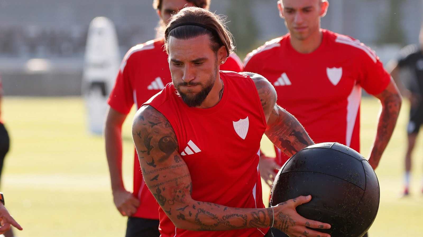 El futbolista del Sevilla Nemenja Gudelj, en un momento de la sesión de entrenamiento matinal de ayer en la ciudad deportiva.