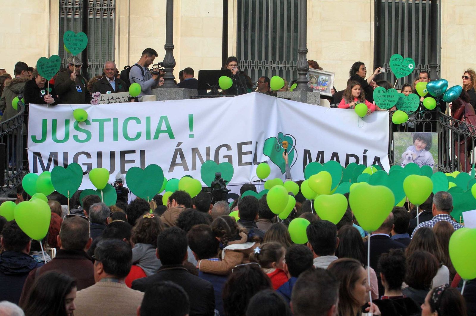 Imágenes de la concentración en la Plaza de las Monjas pidiendo justicia para las víctimas del doble crimen de Almonte