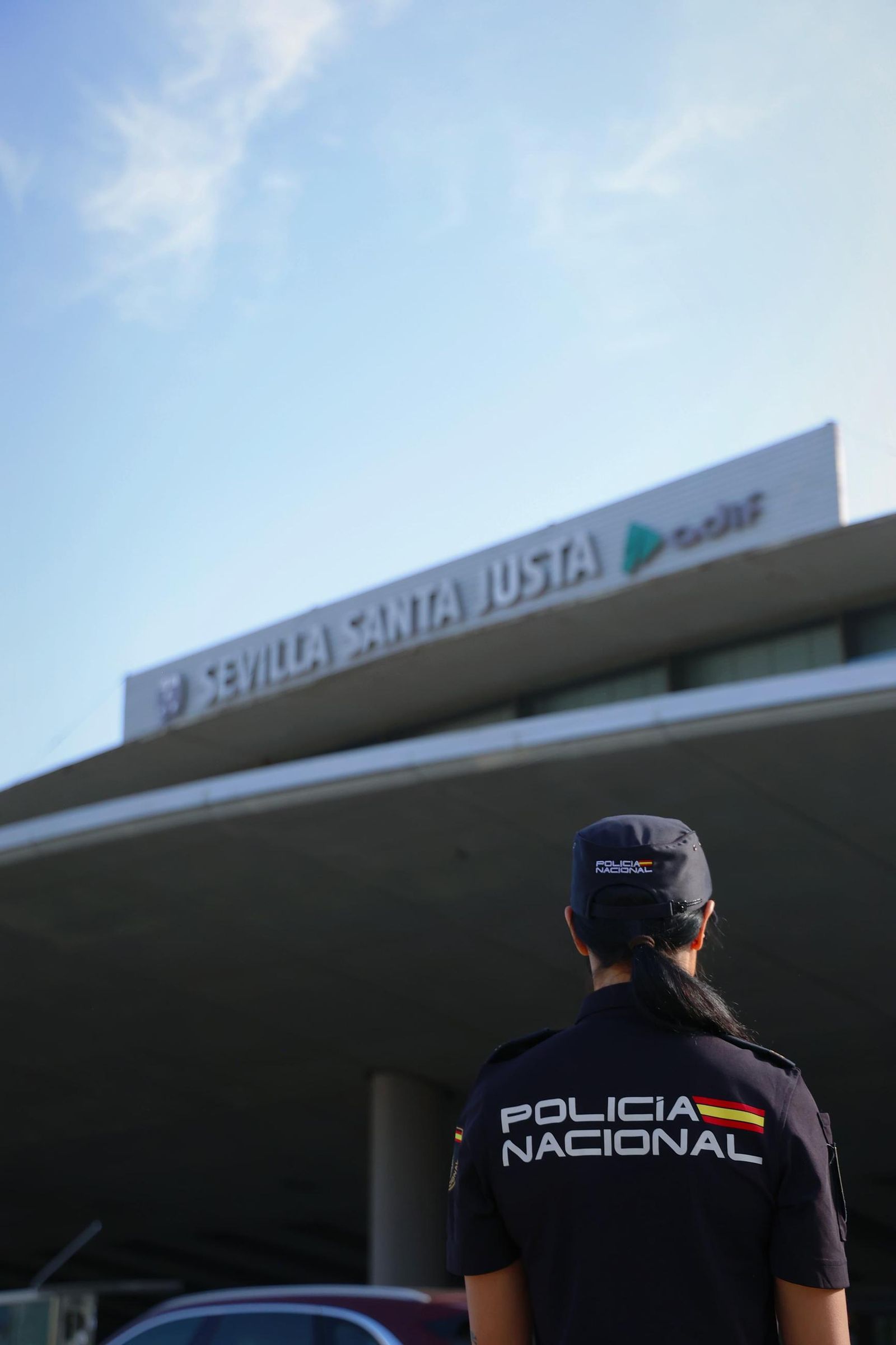 Agentes por la Estación de Santa Justa de Sevilla