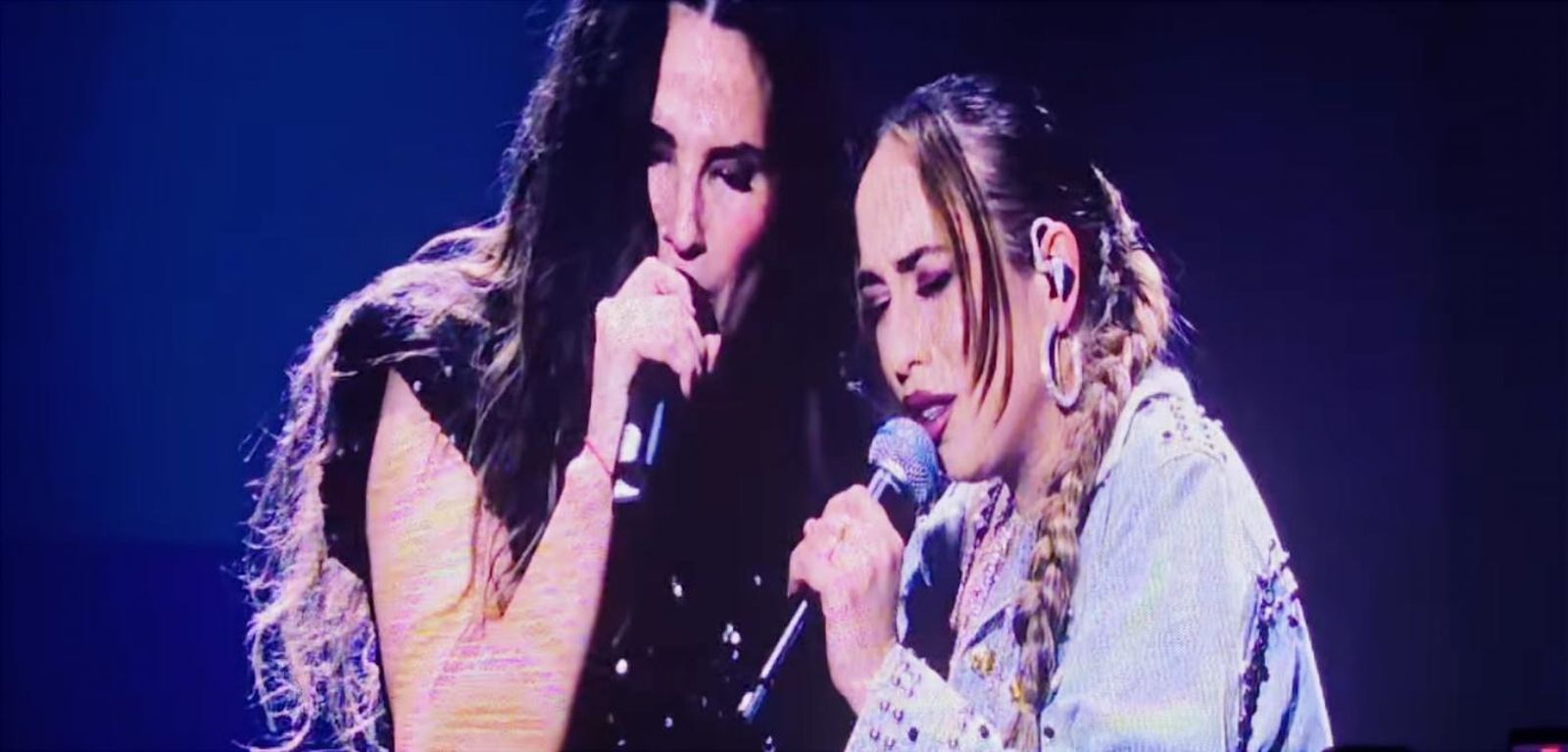 Malú y María Terremota interpretando 'Ángel Caído, en Las Ventas, Madrid.
