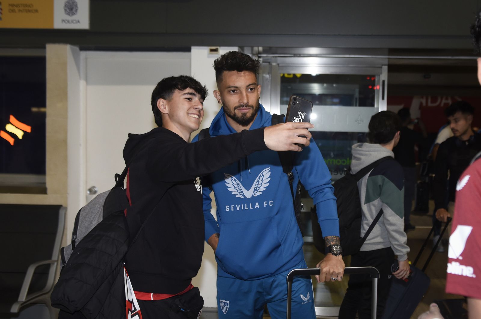 La salida del Sevilla hacia Mánchester, en imágenes