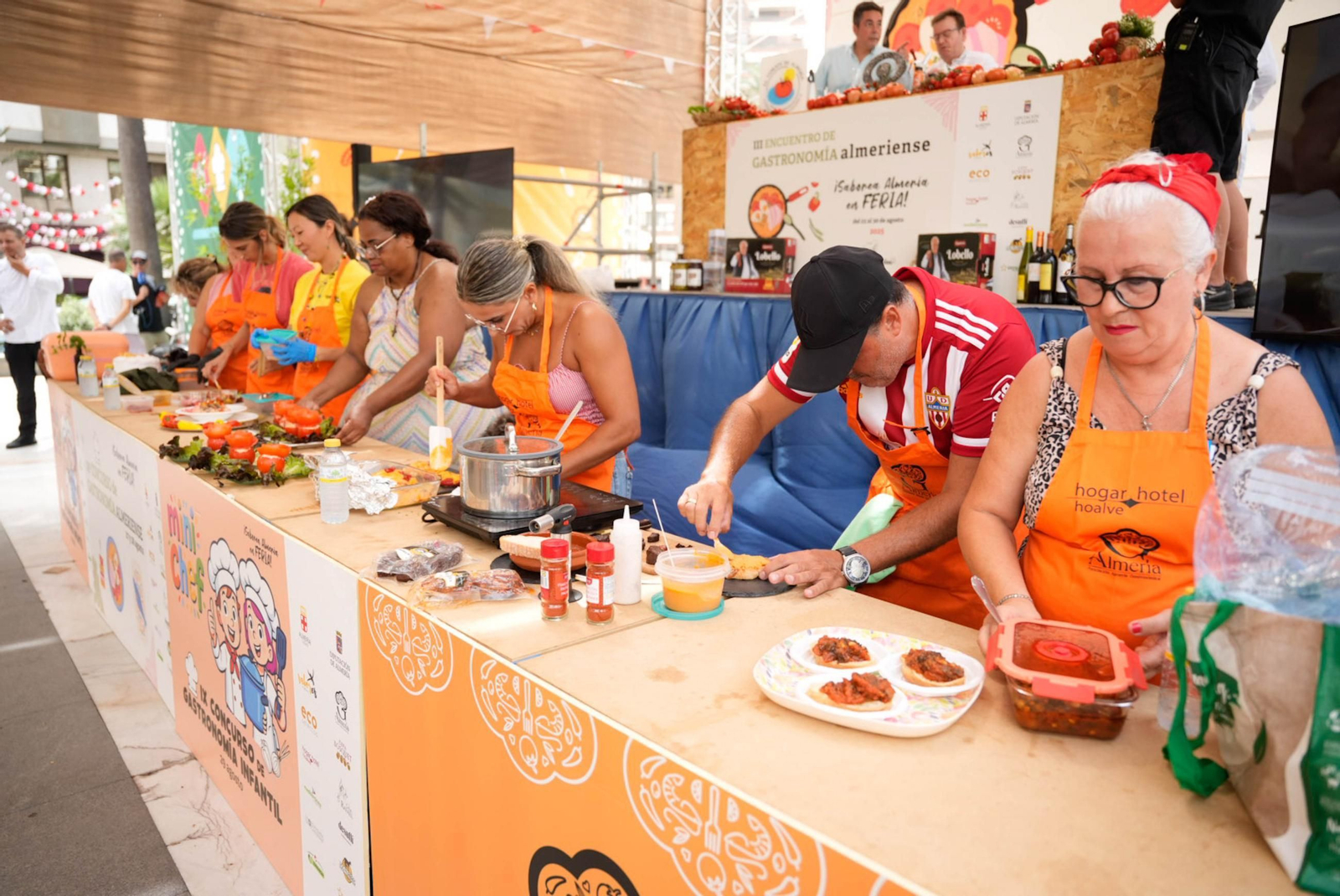 La Cofradía del Tomate y la semifinal del concurso gastronómico de la Feria de Almería, en imágenes