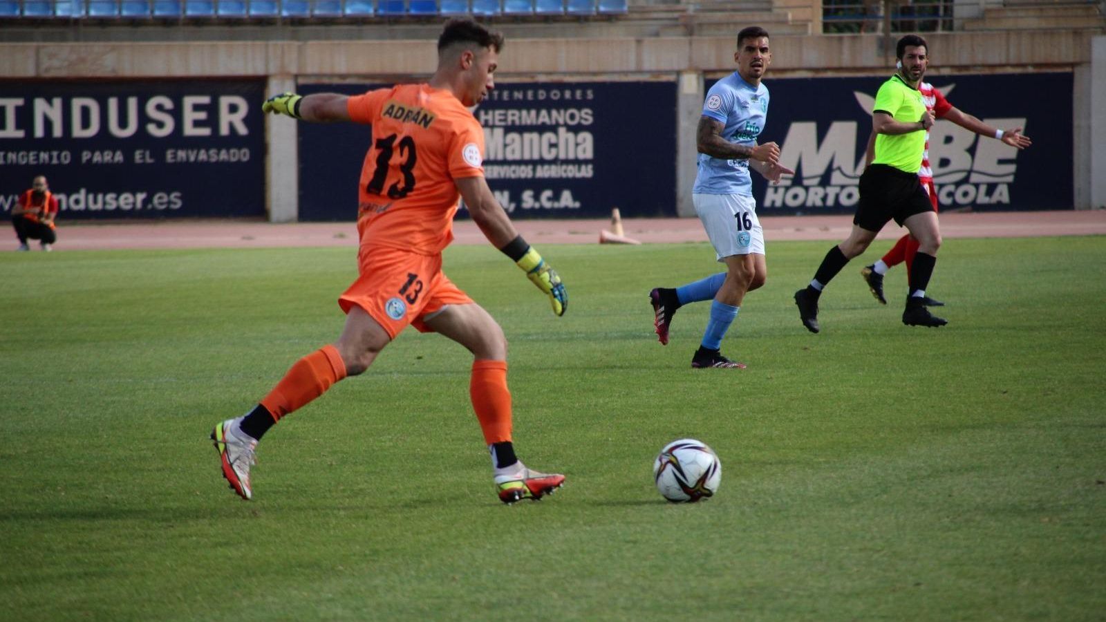 Adrián Ferrnández vivió su primera titularidad con el Poli.