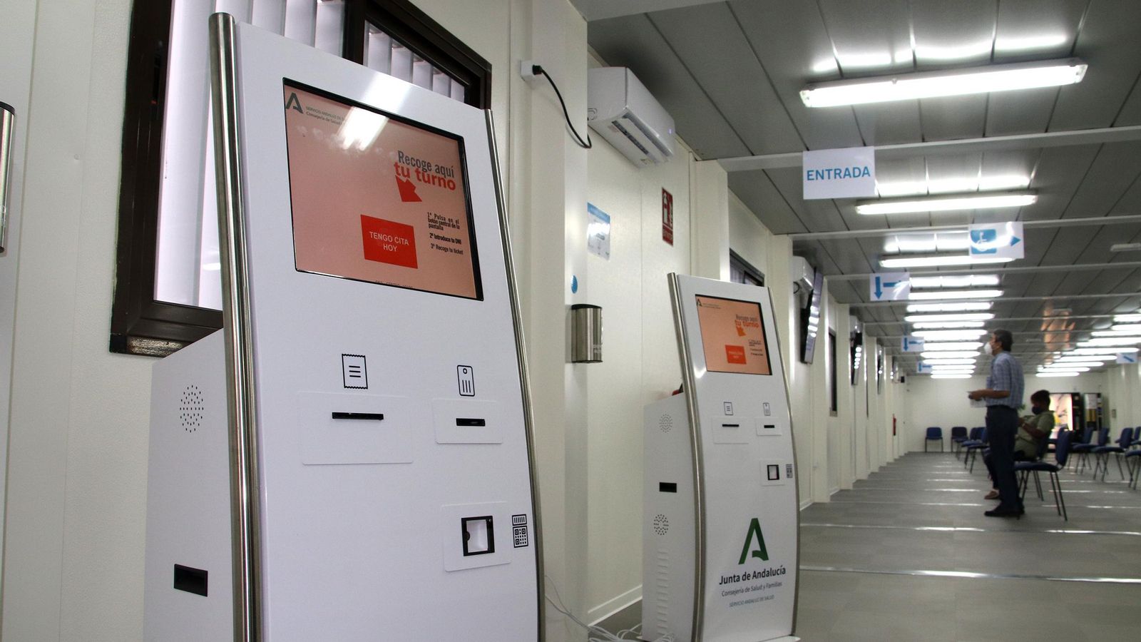 Los turnómetros instalados en la sala para regular el aforo. Los turnómetros instalados en la sala para regular el aforo.