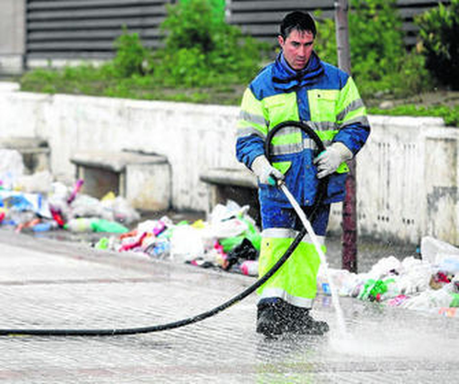 Las labores de limpieza son claves para devolver a la ciudad a la normalidad.