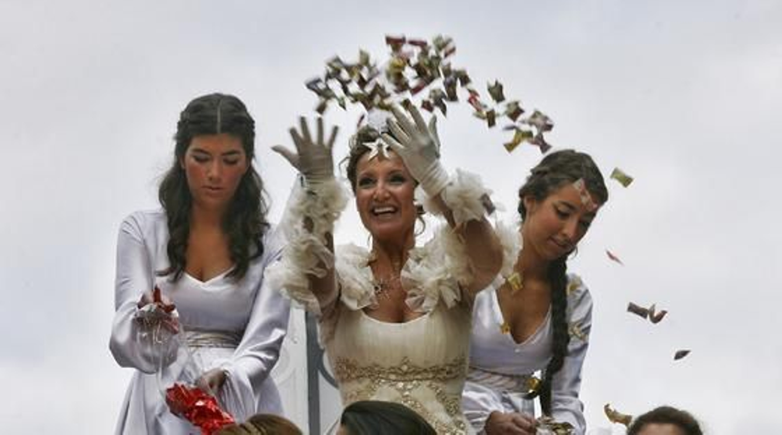 Las previsiones de lluvia no han impedido que comience la tarde repartiendo ilusiones.

Foto: Antonio Pizarro